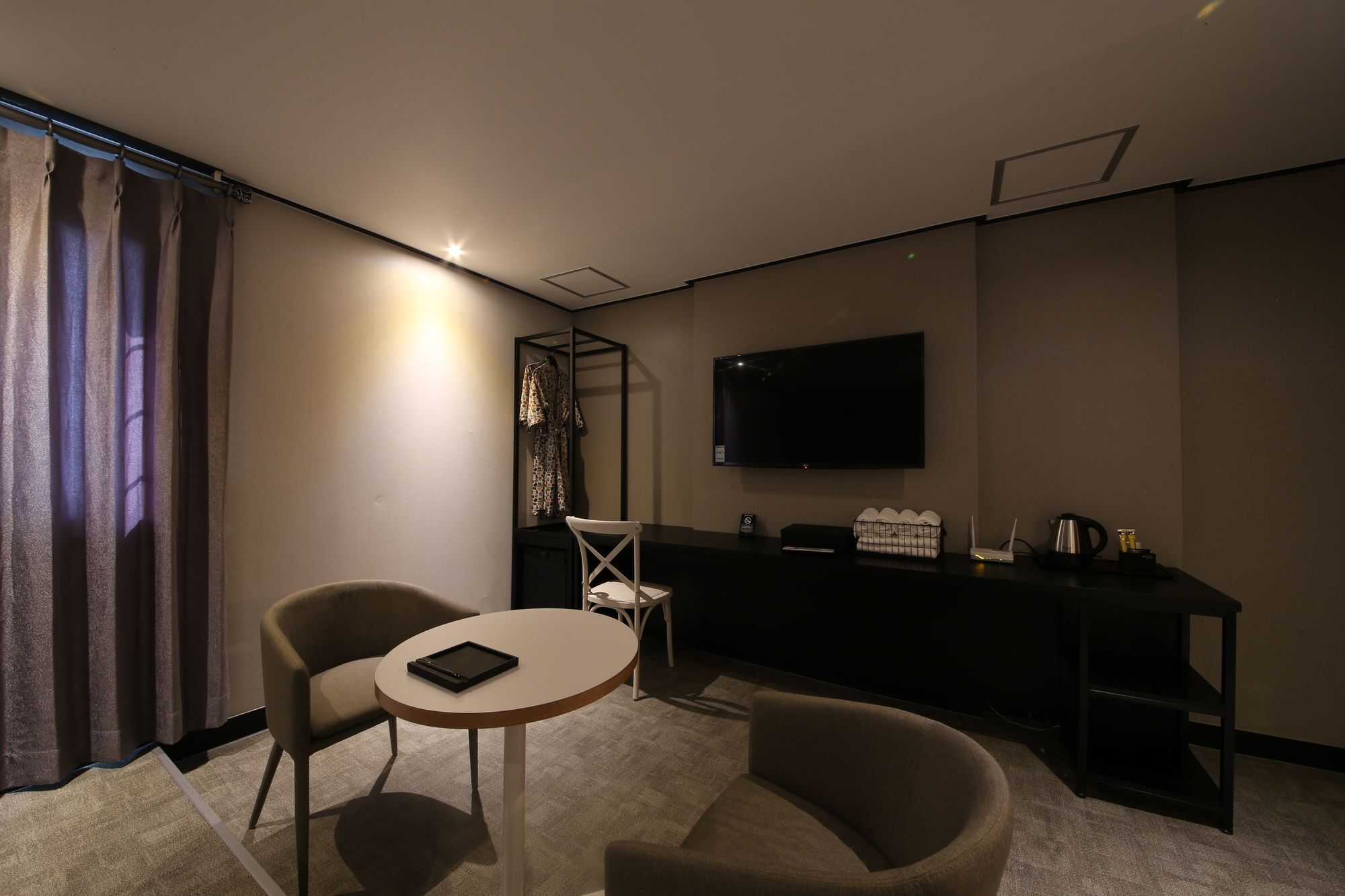 Almond Gupo Station Hotel