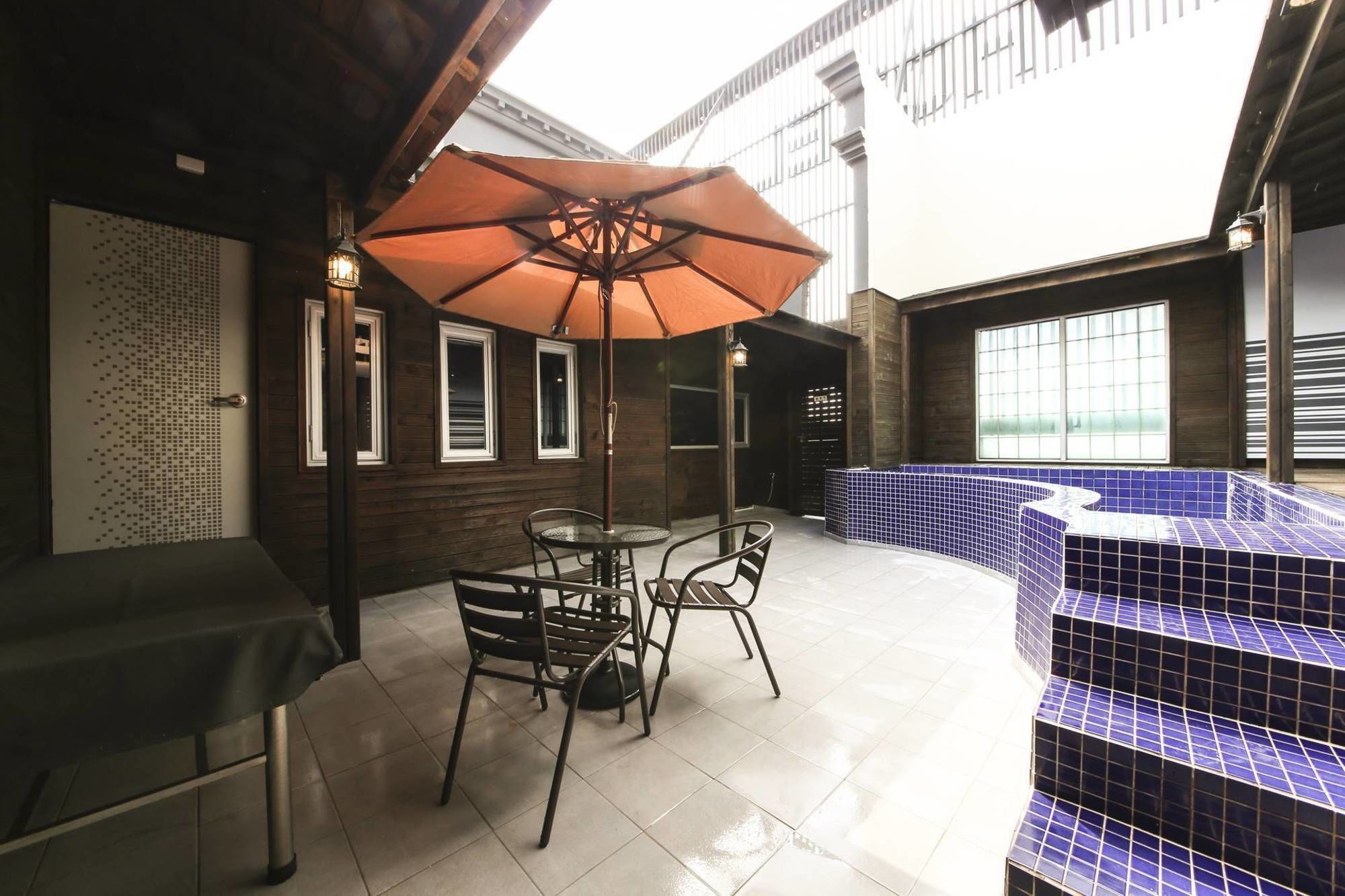 Almond Gupo Station Hotel