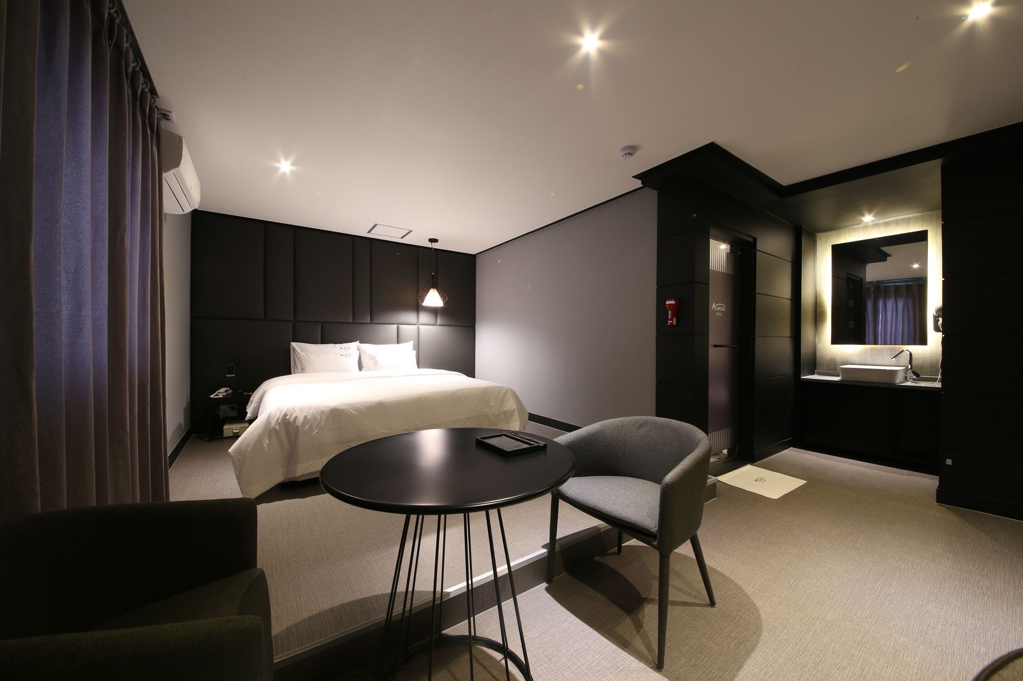 Almond Gupo Station Hotel