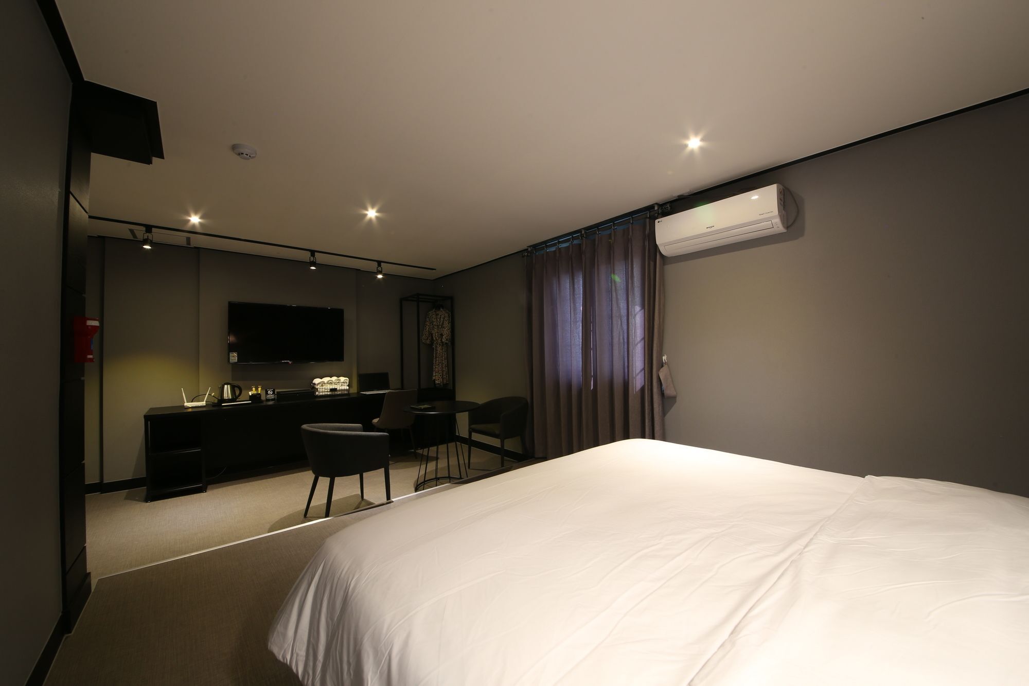 Almond Gupo Station Hotel