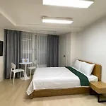 40 Queen, 2 Minutes Run To The Beach, Close To The Sea, 5 Minutes To Club D Oasis Swimming Pool, Nice And Long Walk Along The Beach