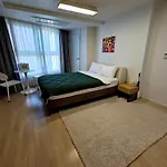 40 Queen, 2 Minutes Run To The Beach, Close To The Sea, 5 Minutes To Club D Oasis Swimming Pool, Nice And Long Walk Along The Beach
