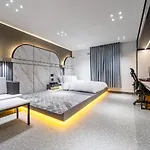 Reina Hotel