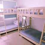 Check And Out Guesthouse & Pub