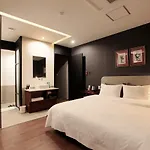 Brown-Dot Hotel Gupo