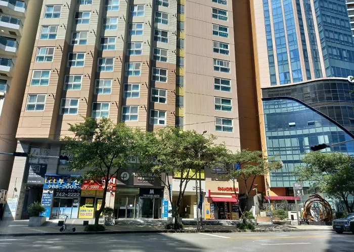 40 Queen, 2 Minutes Run To The Beach, Close To The Sea, 5 Minutes To Club D Oasis Swimming Pool, Nice And Long Walk Along The Beach