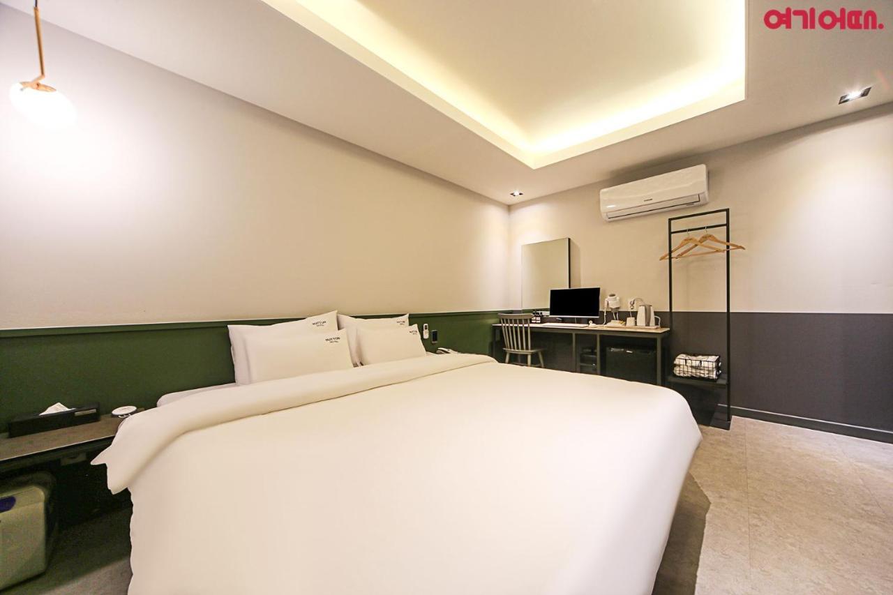Motel Nampo Button 2*
