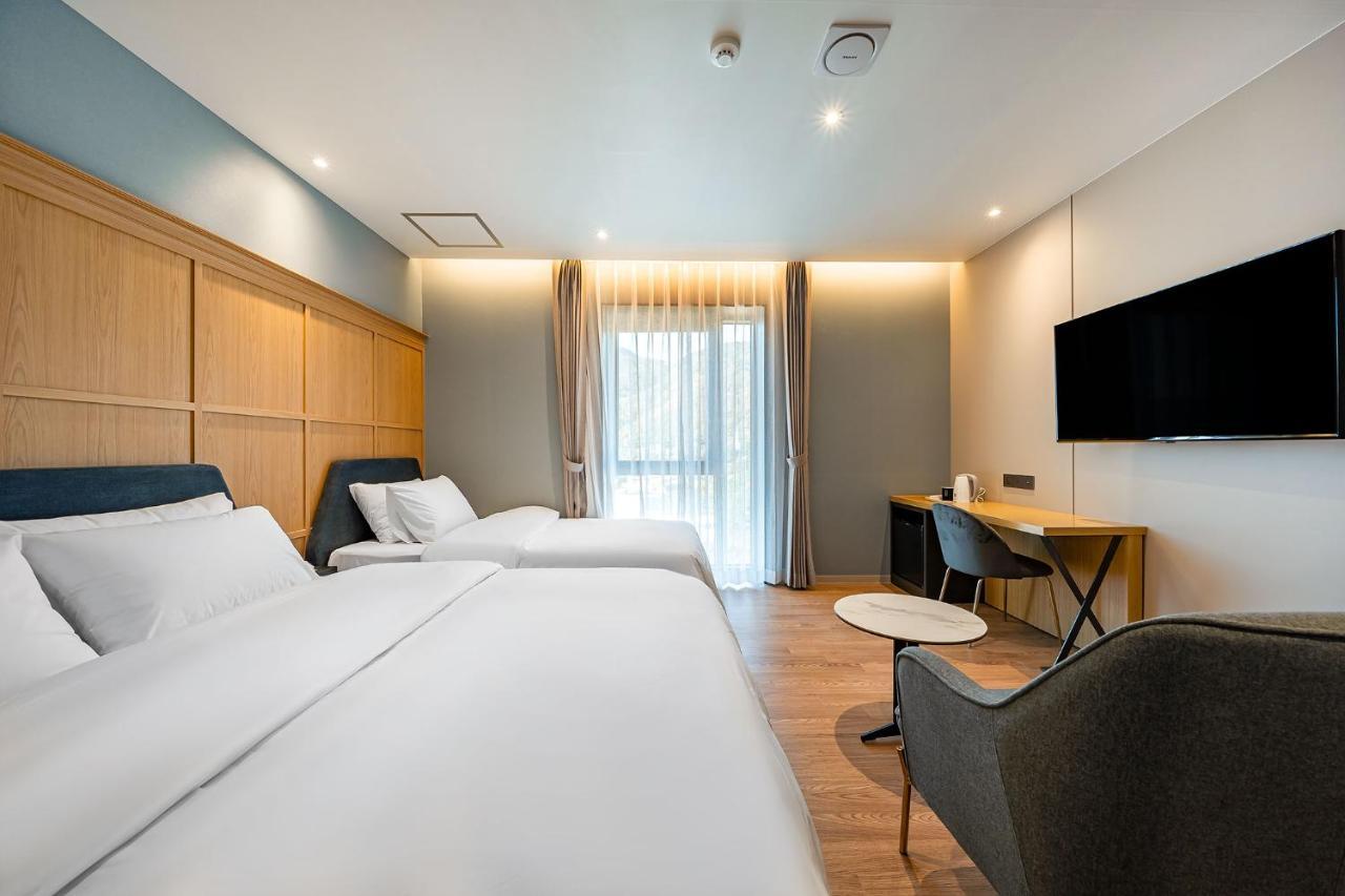 Hotel Brown Dot Signature