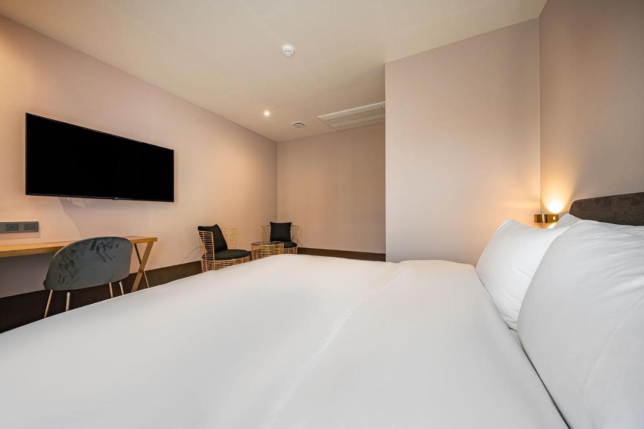 Brown Dot Signature 3* Busan