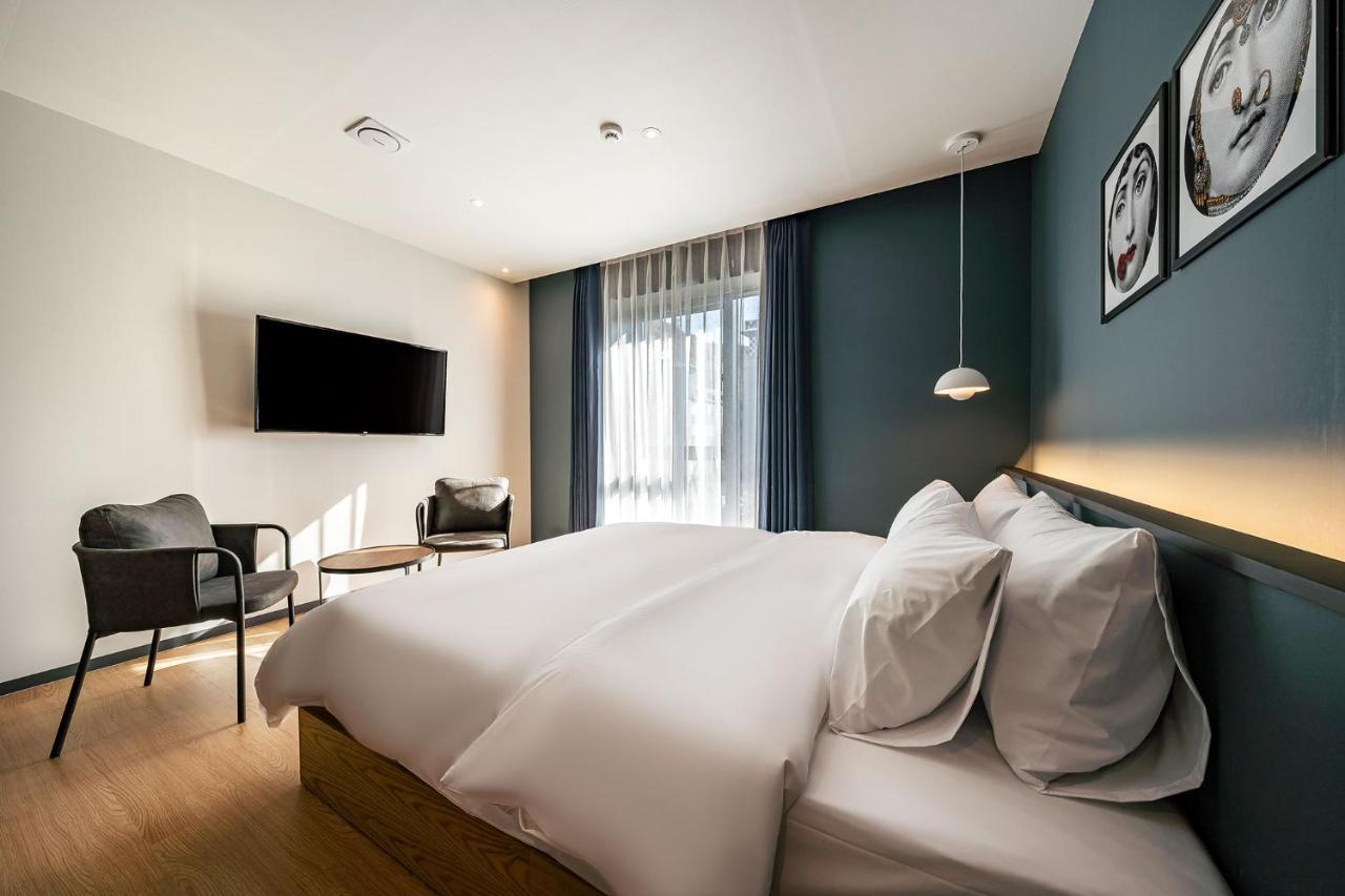 Brown Dot Signature 3* Busan