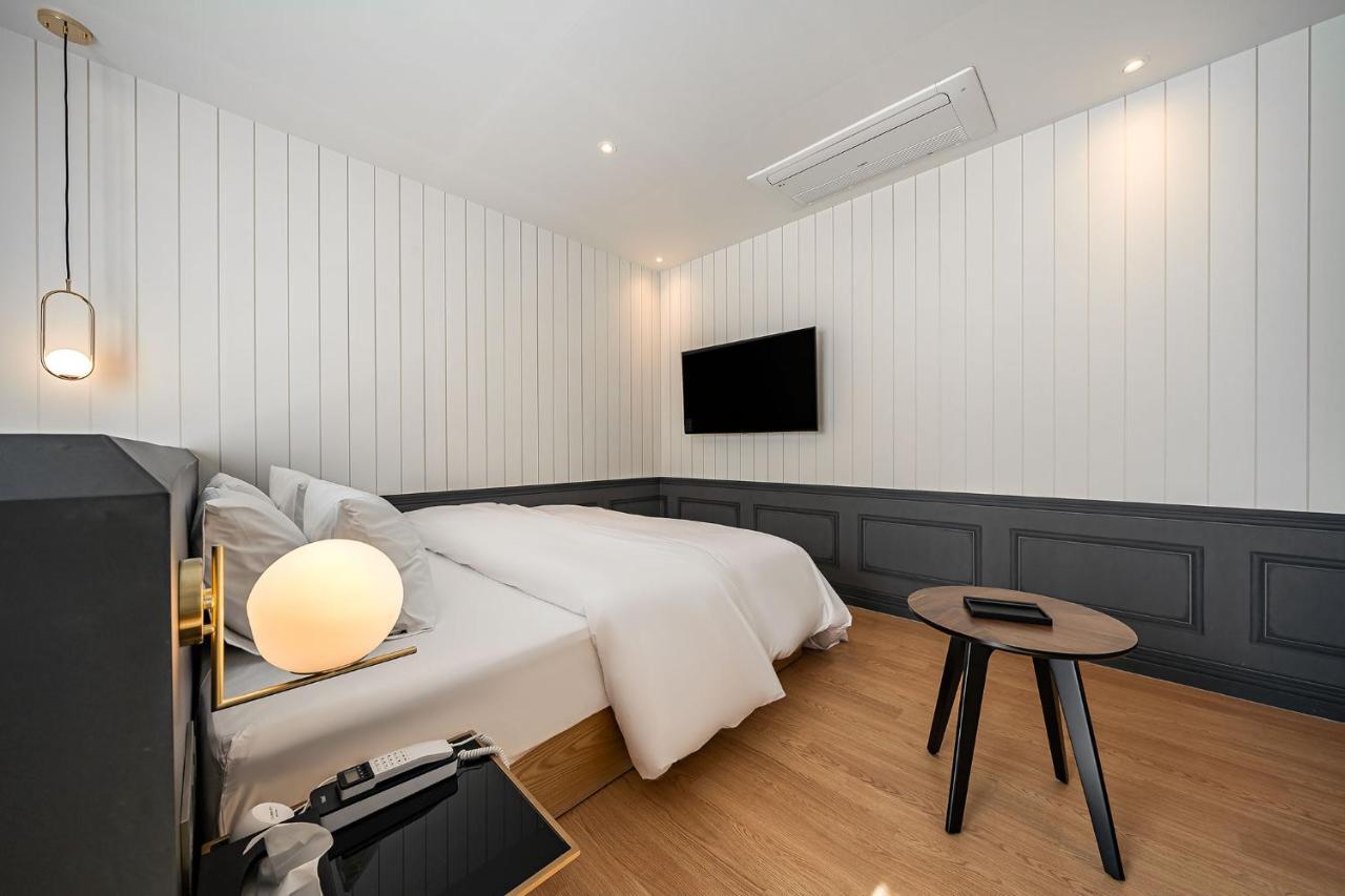 Hotel Brown Dot Signature 3*