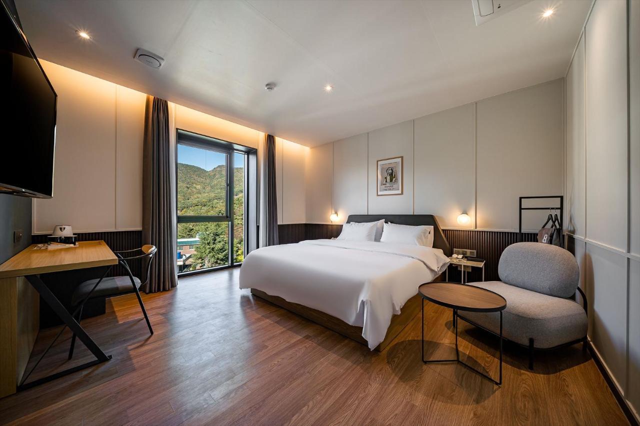 Hotel Brown Dot Signature