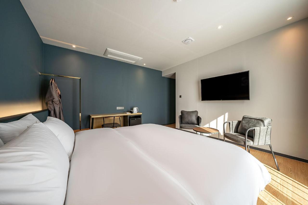Brown Dot Signature 3* Busan