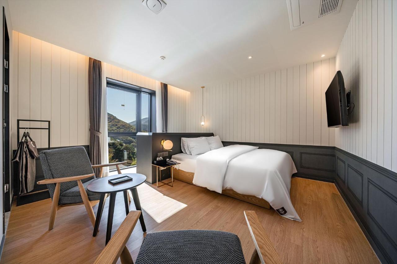 Brown Dot Signature 3* Busan