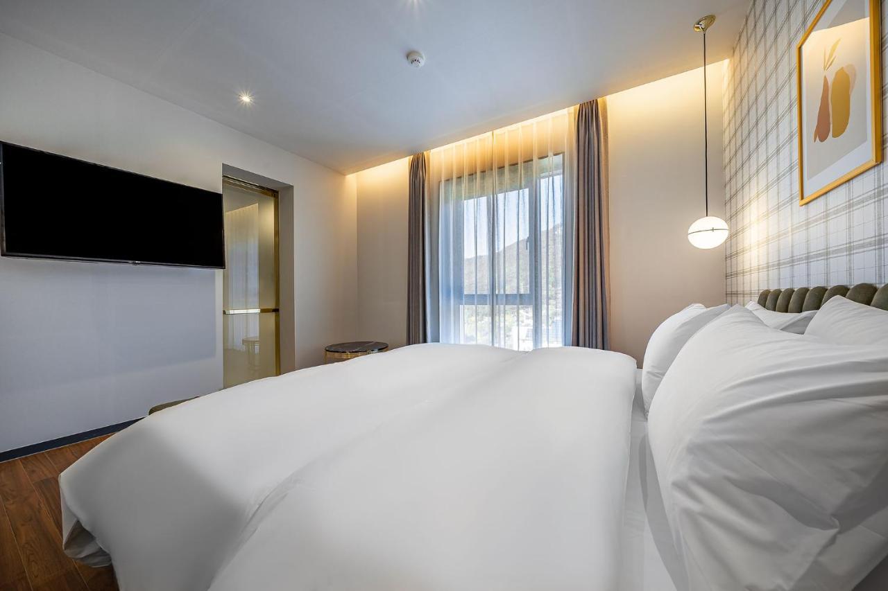 Hotel Brown Dot Signature 3*