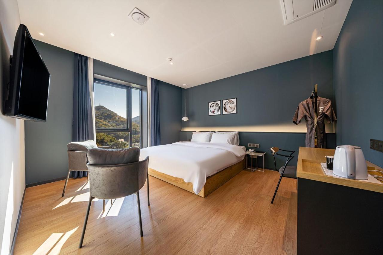 Hotel Brown Dot Signature