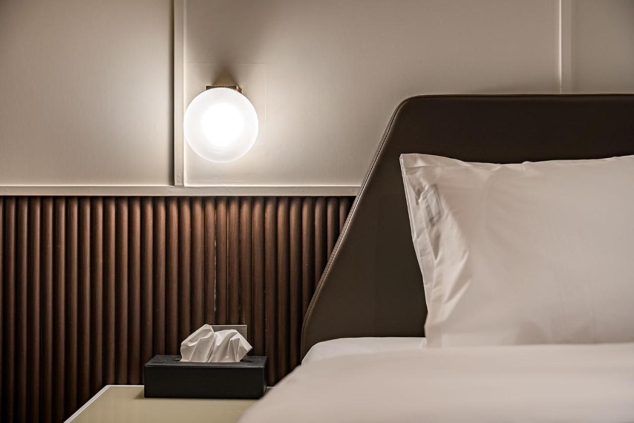 Hotel Brown Dot Signature