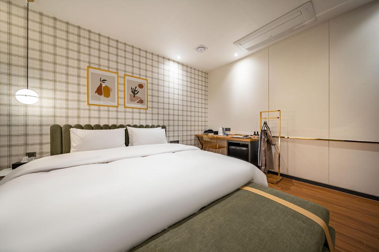 Hotel Brown Dot Signature