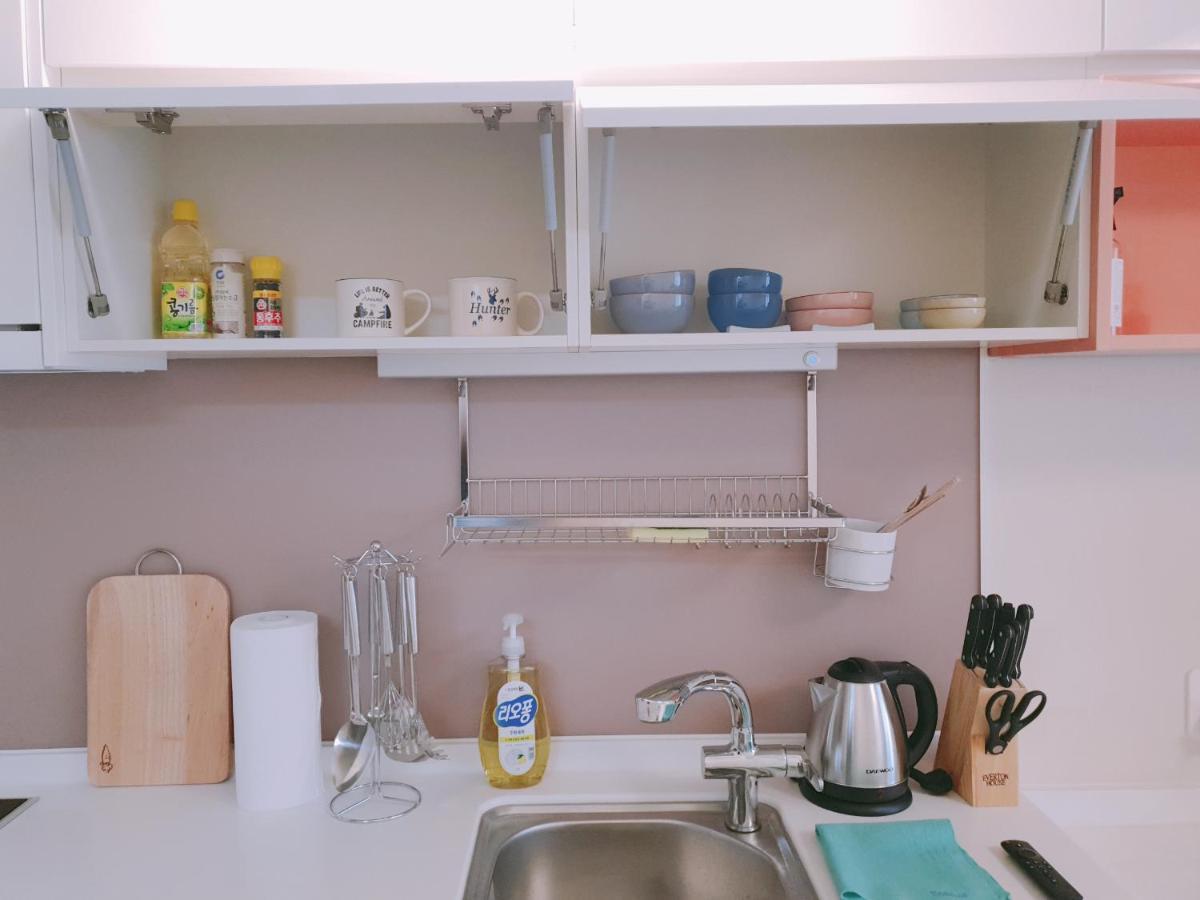 Gaming house for long-term stay l 장기숙박, 자가격리 숙소를 위한 시청역 3분거리 게이밍 하우스 Busan