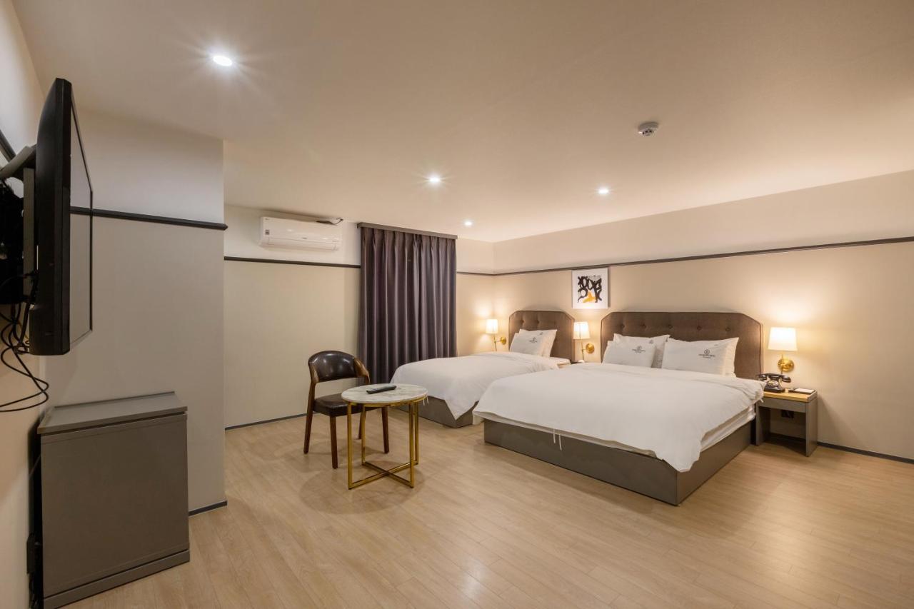 Brown-dot Minam Busan