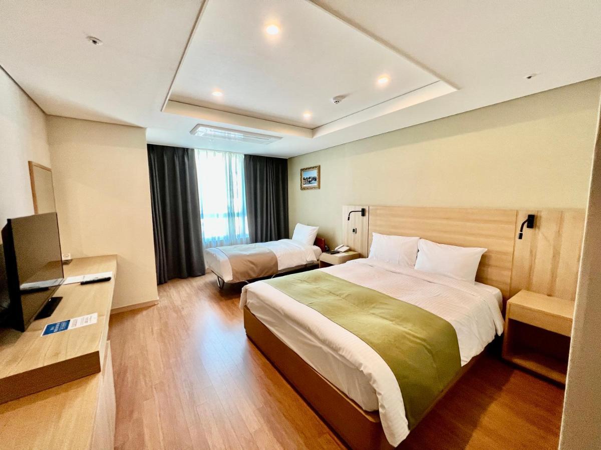 Khách sạn Crown Harbor 4*