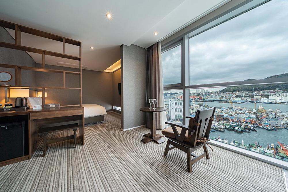 Island Hotel *