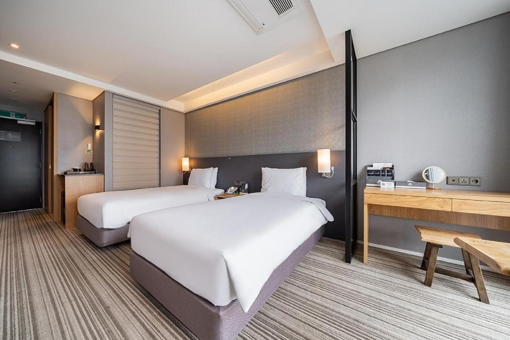 Island Hotel *