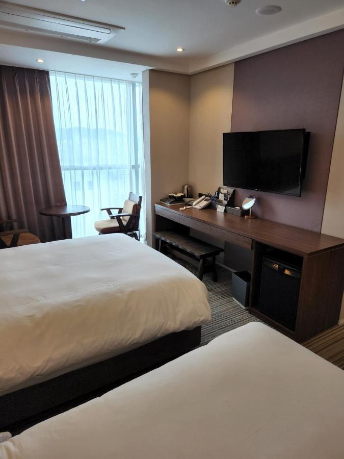 Island Hotel *