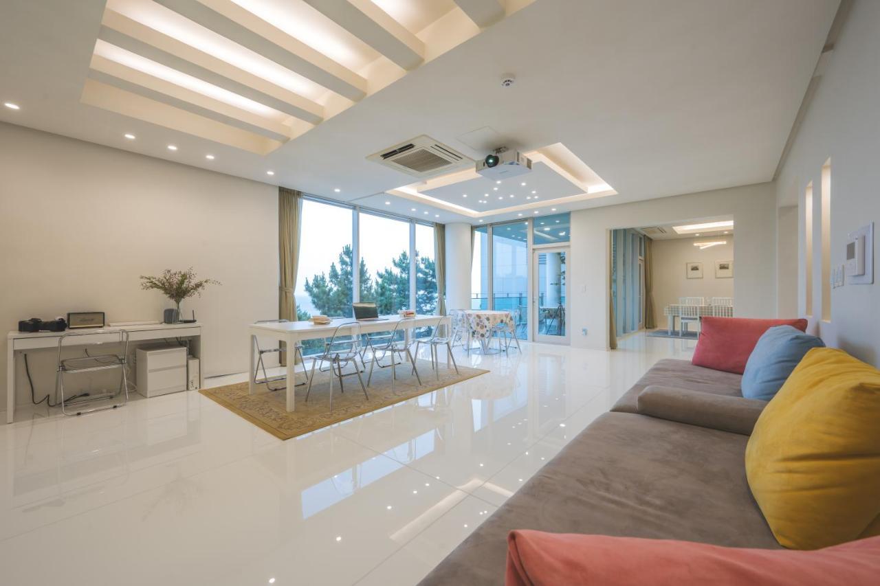 500m2 Ocean View Private Let House *