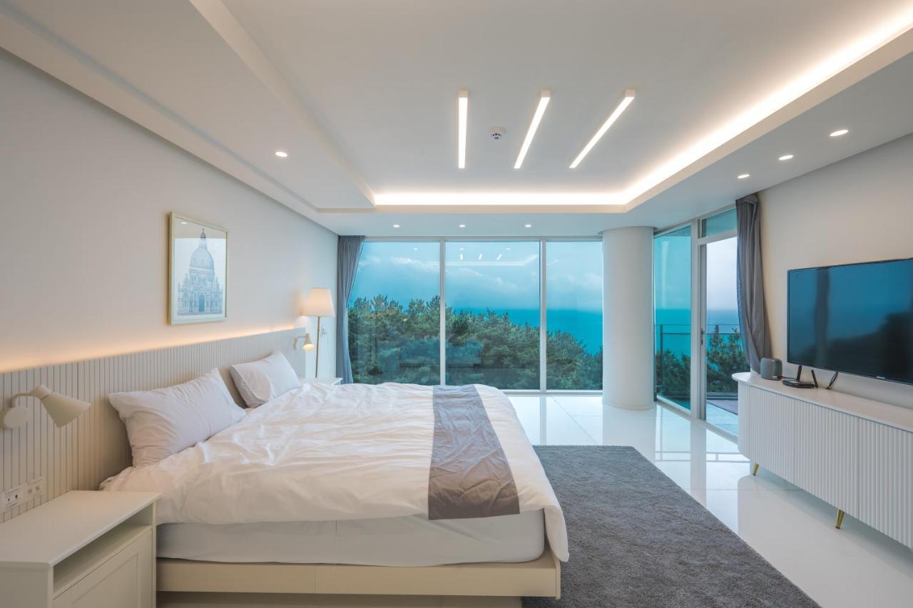 500m2 Ocean View Private Let House *