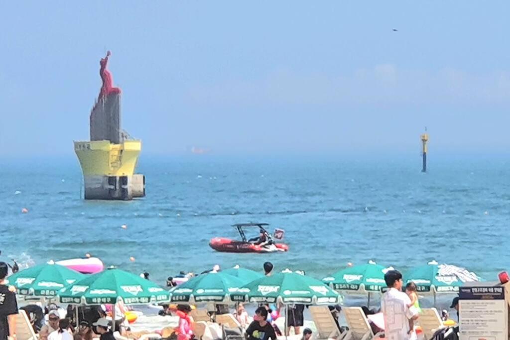 Haeundai Beach 1 Cho