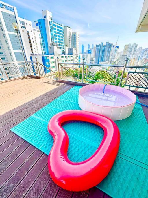 Penthouse Gwangan Located Main Enterance Of The Beach! Free Parking & Bbq With Amazing Patio! Pousada Busan