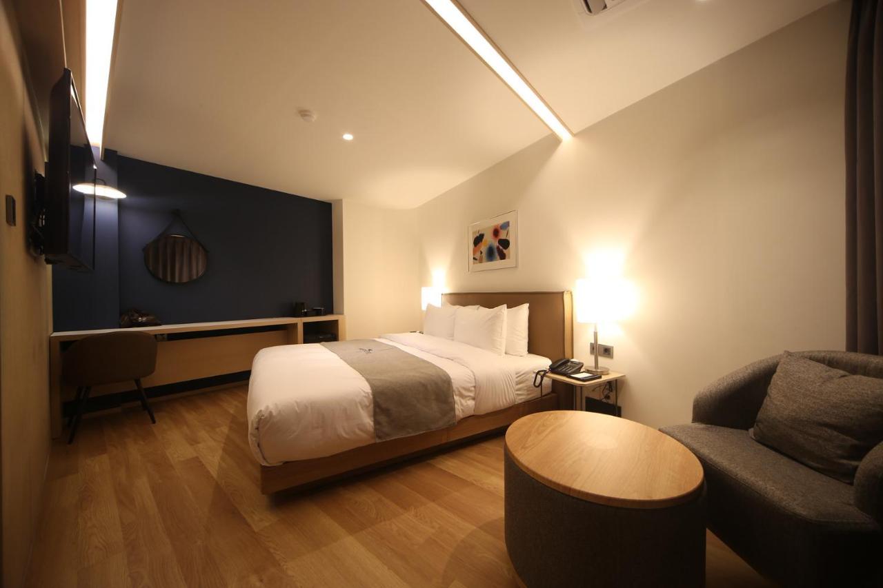 Hotel Dongnae Hound Hotel Sajik Minam Station *