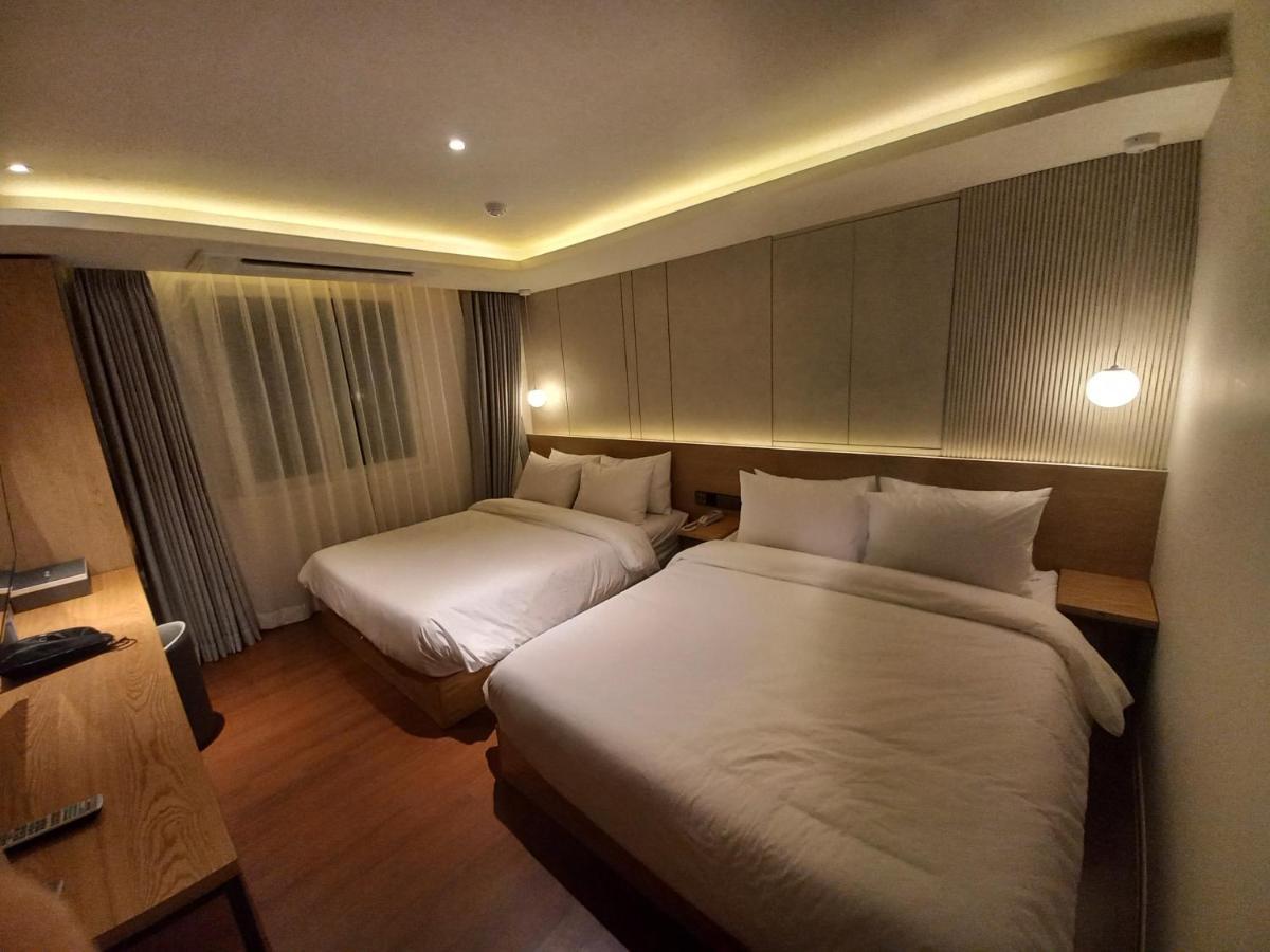 Adena Hotel *