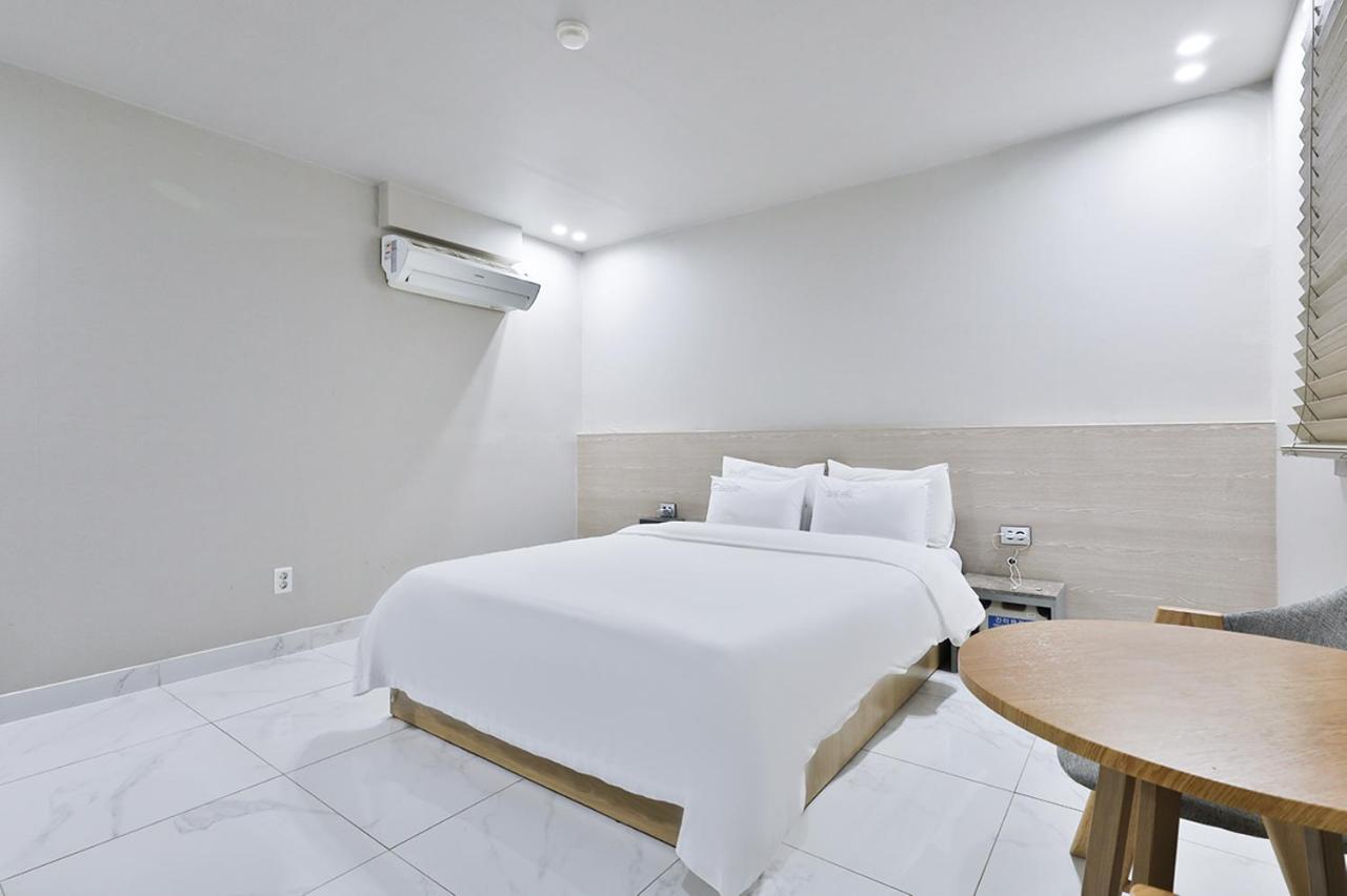 Hotel Shire Station