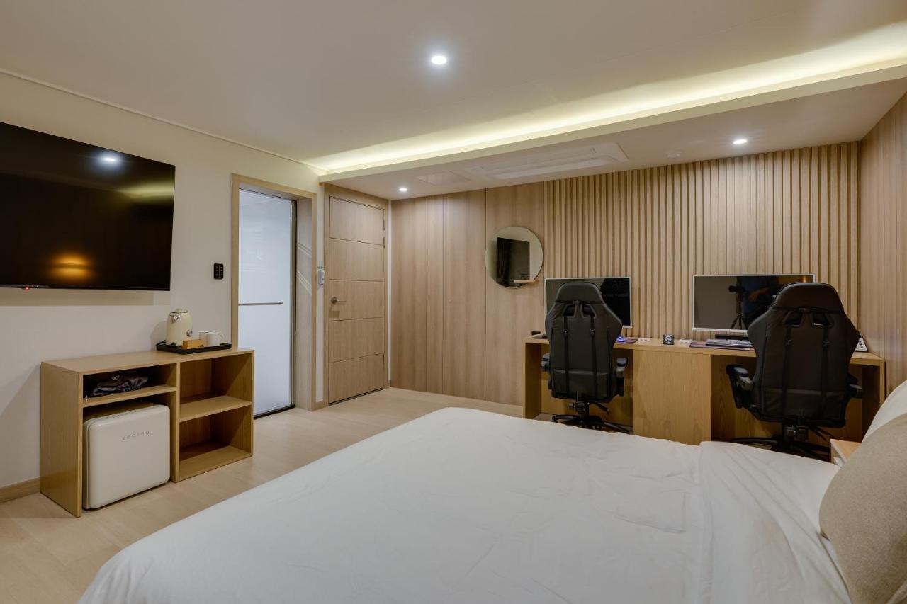 Hotel Two H *