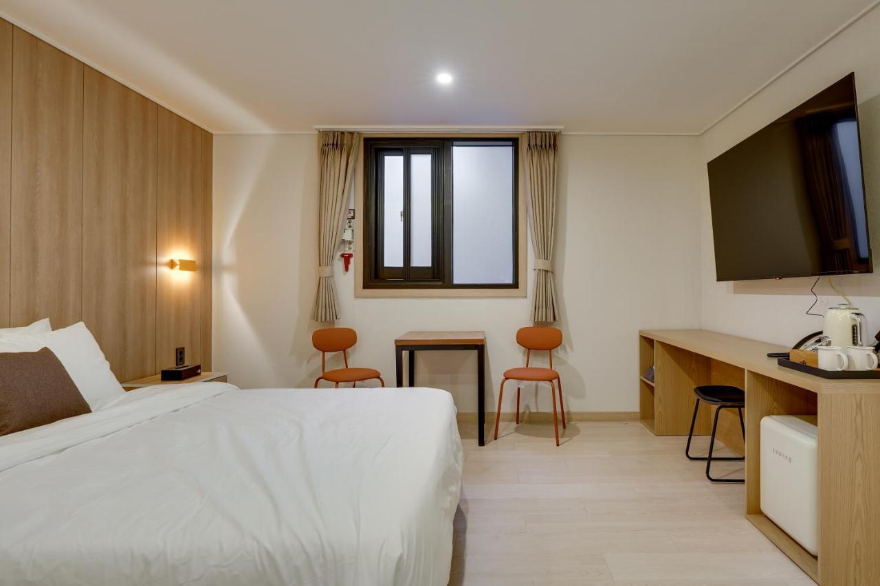 Two H Hotel *