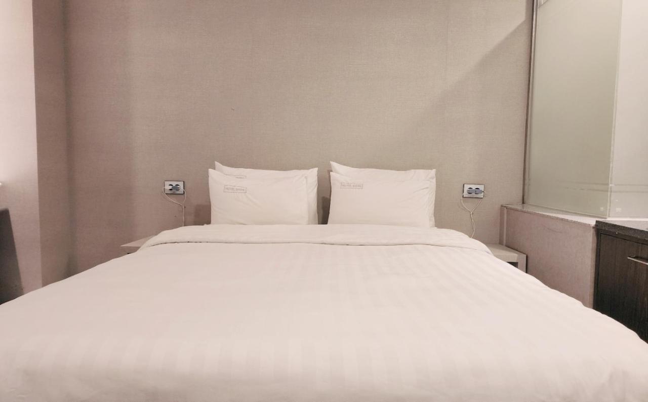 Shire Station Hotel *