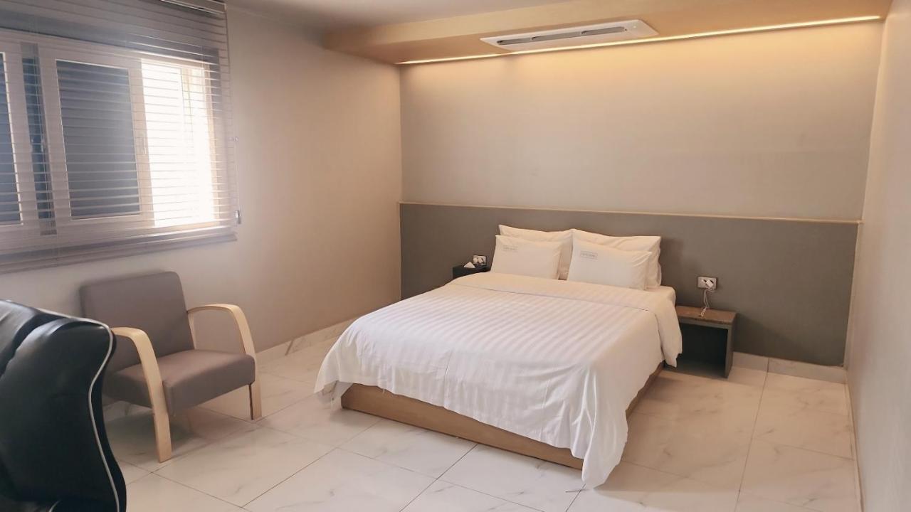 Hotel Shire Station *