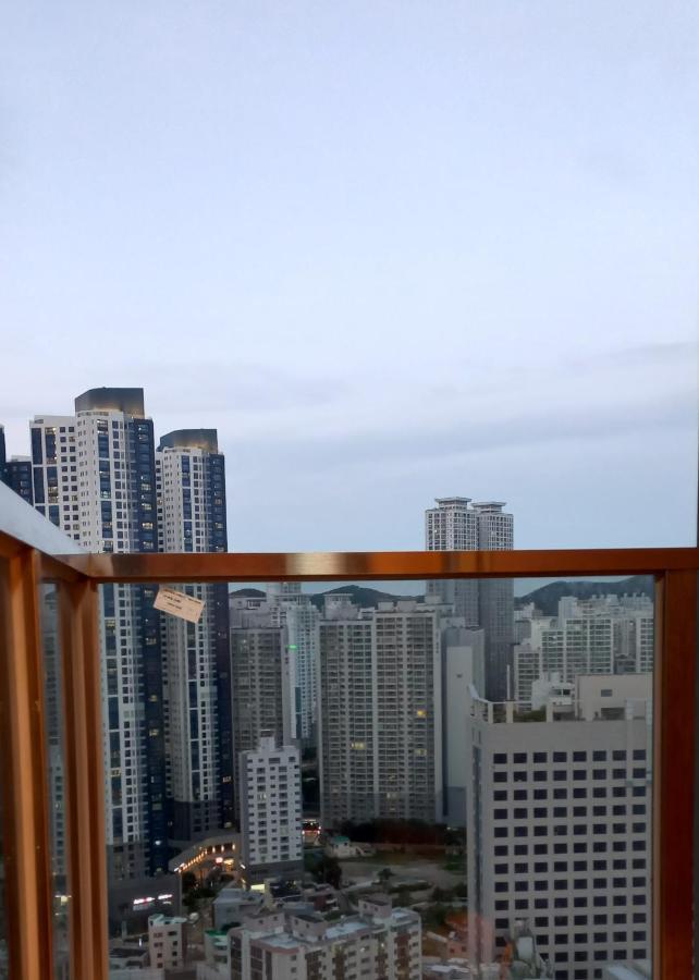 Khách sạn hẻo lánh Mansion216, Haeundae Beach's New Is 2 Minutes Away From Haeundae Station And Offers Luggage Storage Service And Early Check-in, 31st Floor View Busan