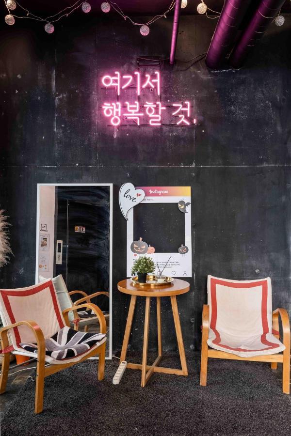 Canvas Black Hostel