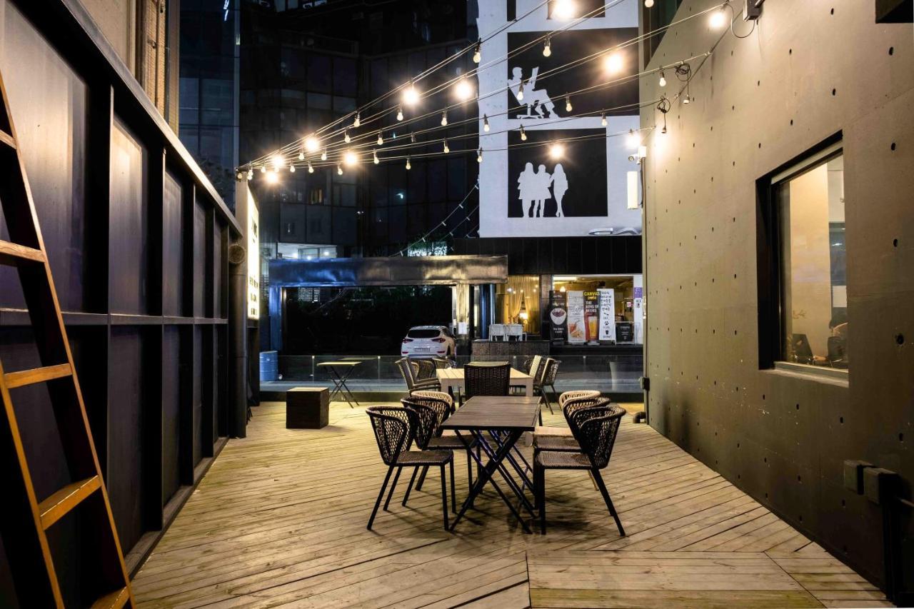 Canvas Black Hostel