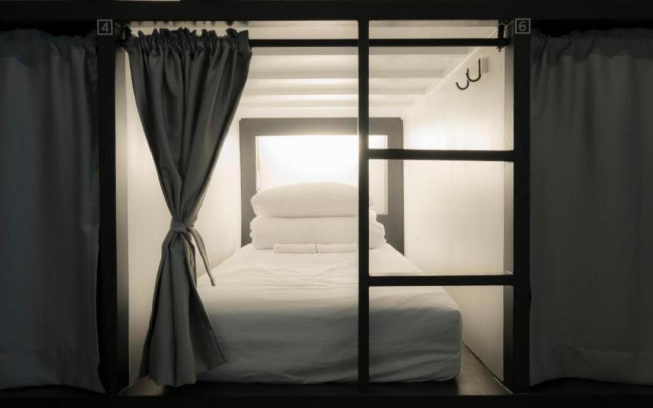 Hostel Canvas Black