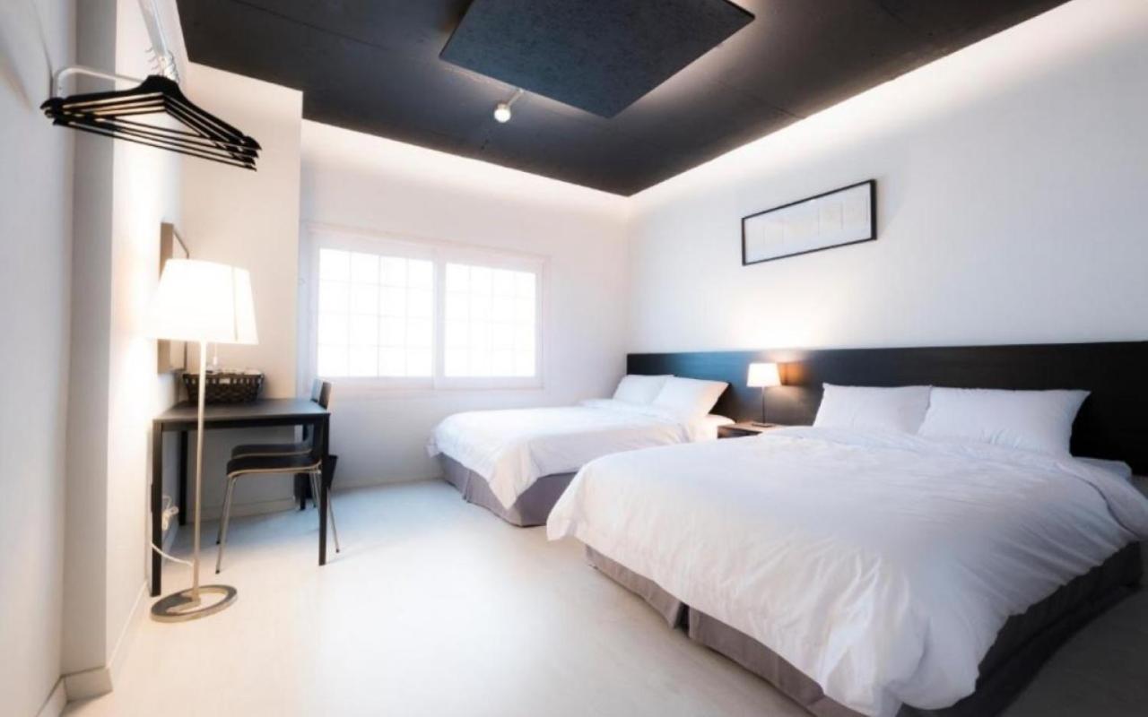 Canvas Black Hostel *