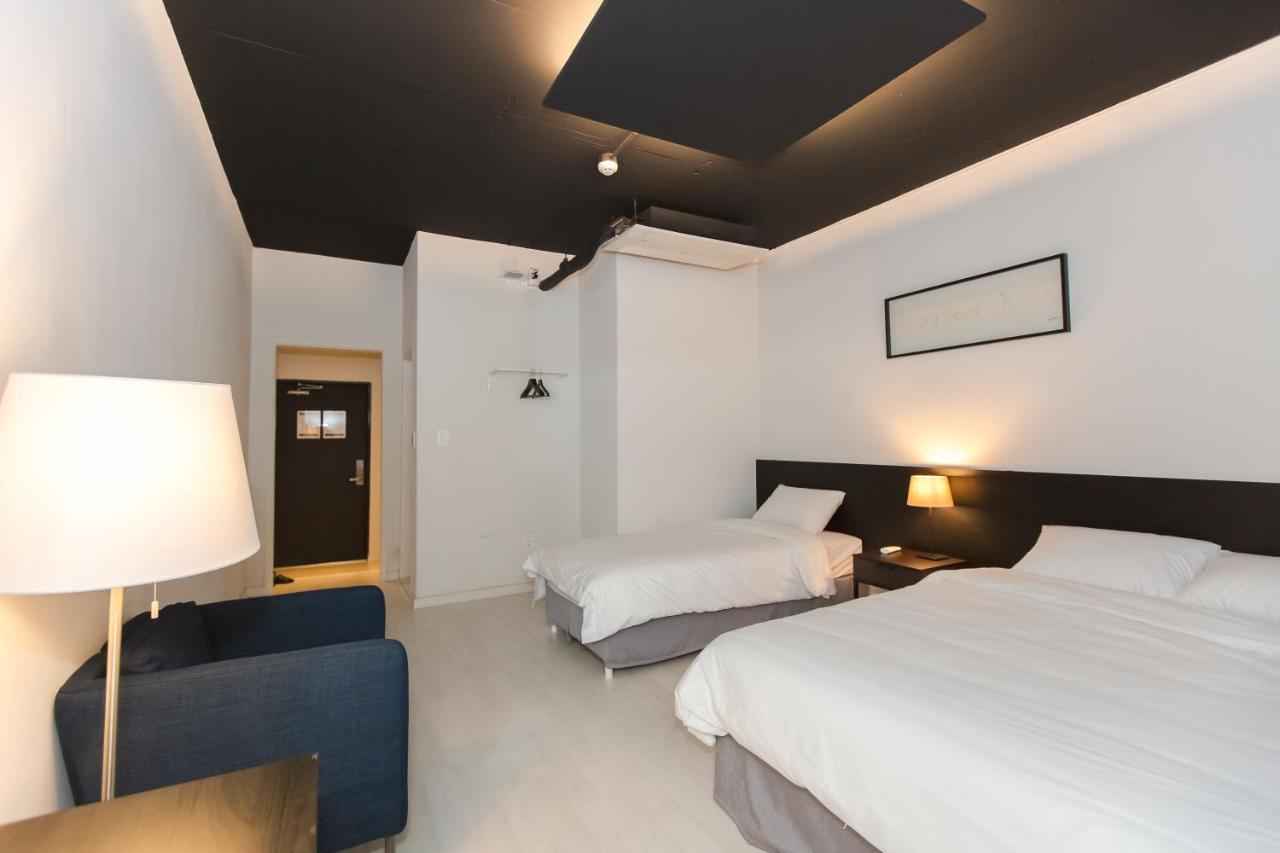 Canvas Black Busan