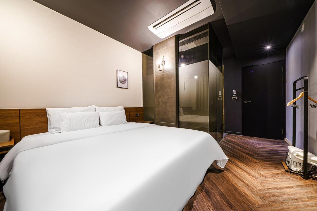 Brown Dot Station Hotel