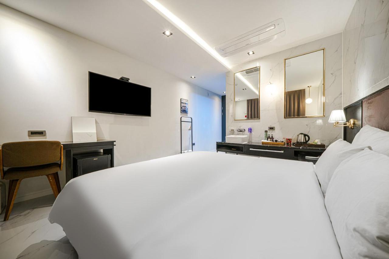 Brown Dot Station Hotel 3*