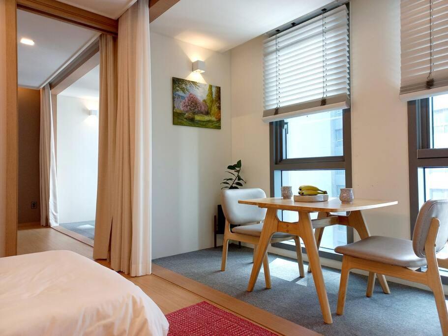 Khách sạn hẻo lánh Mansion216, Haeundae Beach's New Is 2 Minutes Away From Haeundae Station And Offers Luggage Storage Service And Early Check-in, 31st Floor View Busan