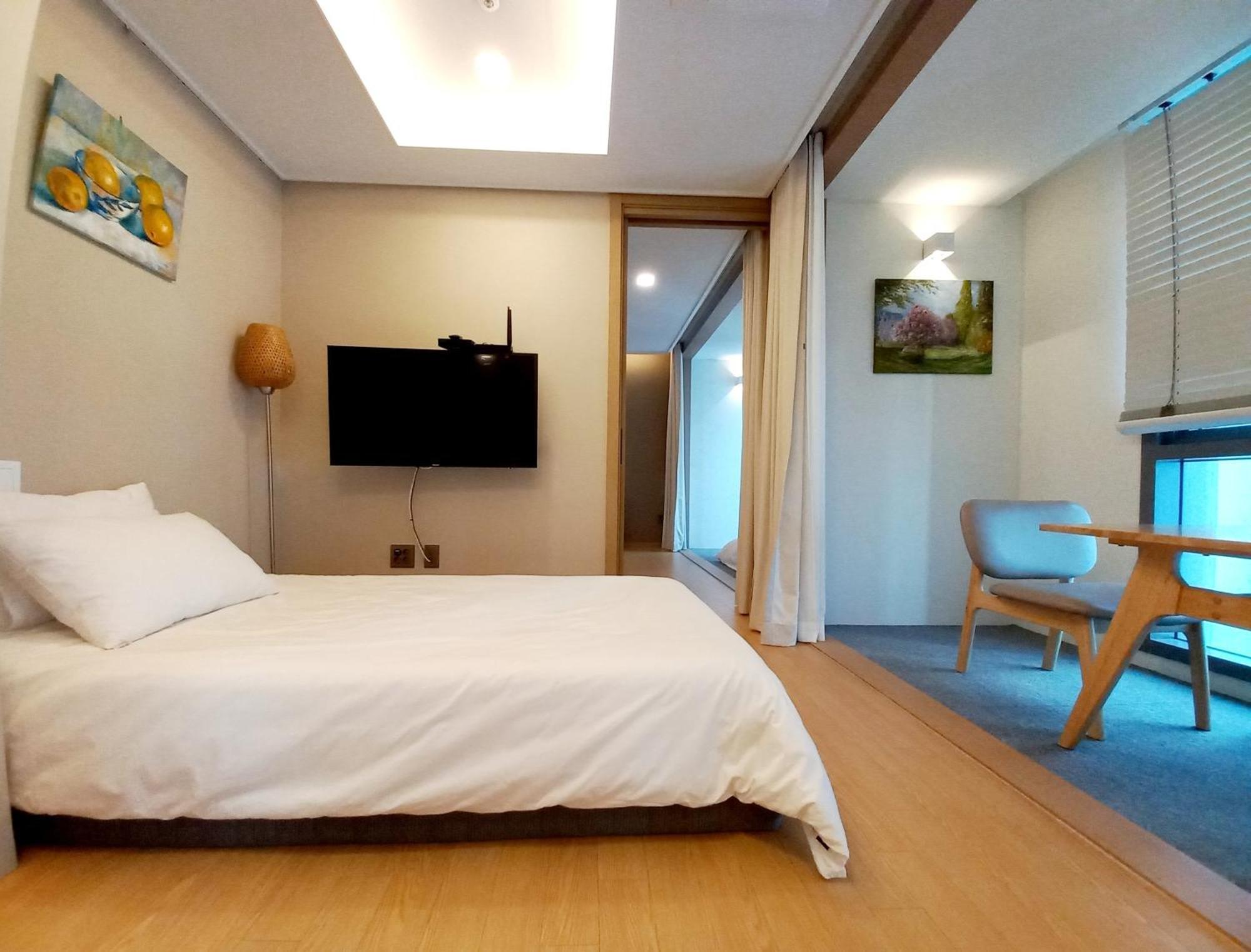 Mansion216, Haeundae Beach's New Is 2 Minutes Away From Haeundae Station And Offers Luggage Storage Service And Early Check-in, 31st Floor View Busan