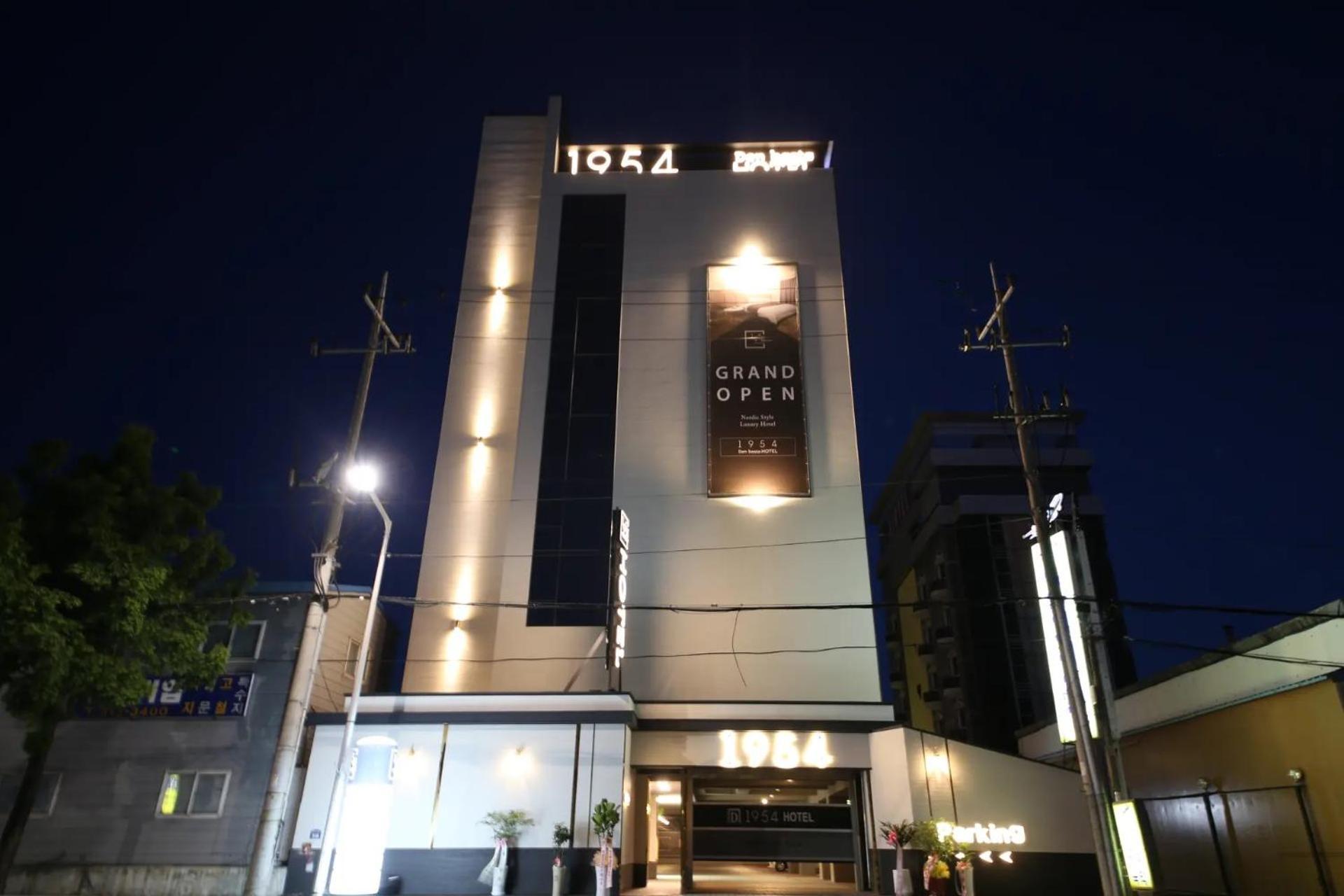 1954 Hotel